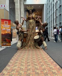 Our beautiful African Carpet Queen and her trusty drummers creating a memorable welcome at a recent international corporate event.
#africanentertainment #welcomecarpet #africancarpet